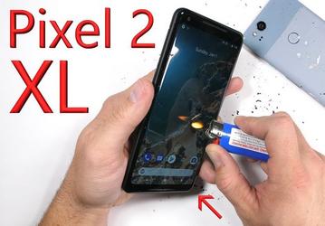 Смартфон Google Pixel 2 XL хотя бы в тестах JerryRigEverything показал себя лучше младшей модели