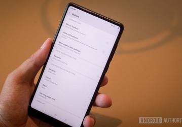 Вживую смартфон Xiaomi Mi Mix 2 всё-таки смотрится иначе, нежели на презентационных изображениях