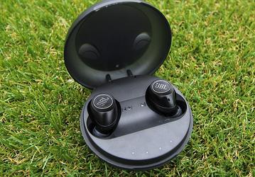 Полностью беспроводные наушники JBL Free могут проработать автономно около четырёх часов