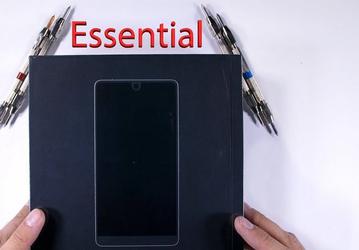 Смартфон Essential Phone практически невозможно погнуть руками, а его тыльную сторону крайне сложно поцарапать