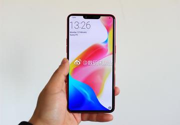 Смартфон Oppo R15 с поддержкой 20-ваттной зарядки тоже похож на iPhone X