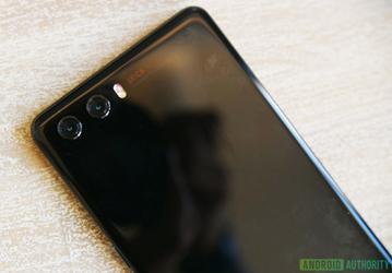 Фотографии прототипа смартфона Huawei P20 указывают на отсутствие тройной камеры