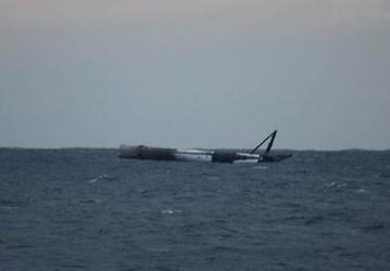 Первая ступень ракеты Falcon 9 осталась целой после приземления на воду, хотя SpaceX не собиралась её сохранять