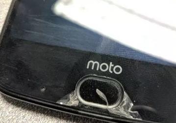 Верхний пластиковый слой экранов Moto Z2 Force может отслаиваться, но Motorola готова в этих случаях заменить его бесплатно