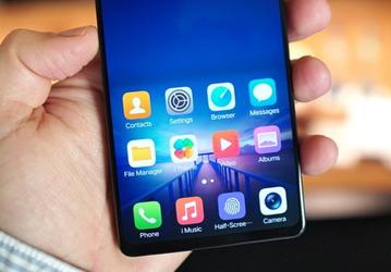 Экран занимает 98% площади лицевой панели смартфона Vivo Apex, который оснащен выдвижной камерой