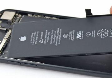Те, кто за последний год заменил аккумулятор в iPhone по полной цене, возможно, получат компенсацию. Но это не точно