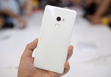 Xiaomi существенно опустила цену на смартфон Mi Mix 2, намекая на скорый анонс Mi Mix 2S