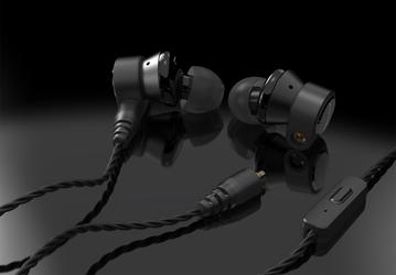 В каждом наушнике гарнитуры Creative Aurvana Trio установлено три излучателя 