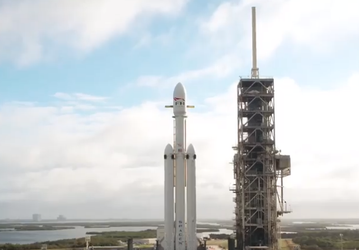 Видео дня: ракета-носитель Falcon Heavy на стартовой площадке