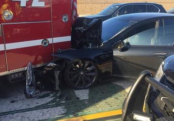 Ещё один автомобиль Tesla попал в аварию из-за «автопилота»