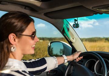 Автомобильный навигатор Garmin Speak Plus, поддерживающий Alexa, совмещен с видеорегистратором