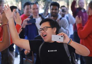 Акции Apple подешевели до минимума с начала года после сообщения, что выпуск смартфонов iPhone X будет сокращен вдвое