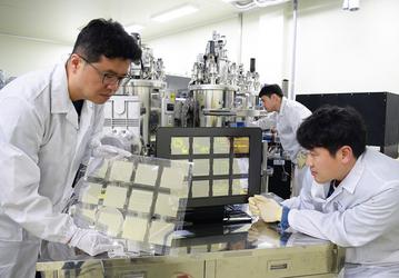 Прозрачные электроды гибкой панели OLED, созданной в ETRI, изготовлены из графена