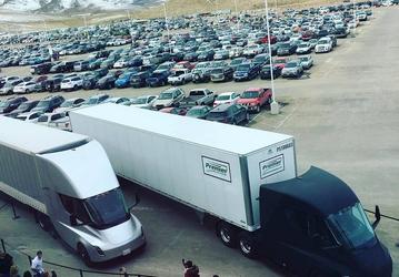 Электрические грузовики Tesla Semi уже начали перевозить грузы на большие расстояния