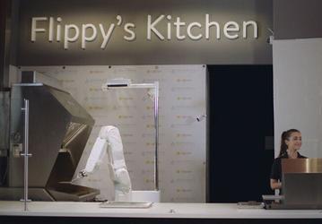 Робот Flippy готовит гамбургеры 