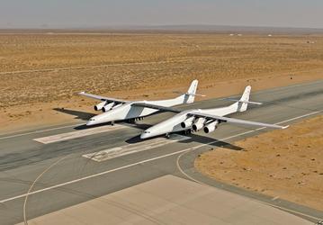 Видео дня: самолёт Stratolaunch вывели на «пробежку»