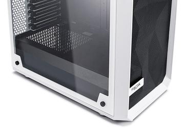 Ассортимент Fractal Design пополнился черно-белым вариантом компьютерного корпуса Meshify C 