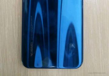 Фото дня: смартфон Huawei P20 Lite с зеркально-синей задней панелью