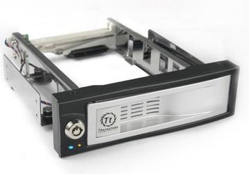 Thermaltake Max4 – средство сменной установки 3,5-дюймового SATA-винчестера в 5,25-дюймовый отсек