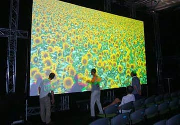 NHK показала 300-дюймовый экран Super Hi-Vision разрешением 7680 x 4320 пикселей