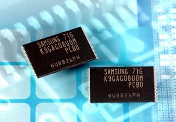 Компания Samsung первой начала серийный выпуск 51-нм флэш-памяти типа NAND плотностью 16 Гбит