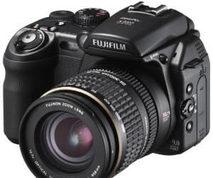 «Похожая на зеркальную» камера Fujifilm FinePix S9100 - выбор энтузиаста?