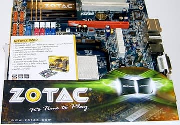 Фото со стенда ZOTAC на выставке CeBIT 2008: ускоритель GeForce 9800 GX2 и системные платы на GeForce 8200