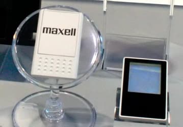 Hitachi Maxell показала в работе голографическую карточку памяти HROM размером чуть больше почтовой марки
