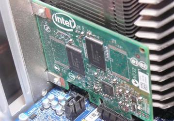 Плата Intel Turbo Memory для настольных ПК показана в действии 