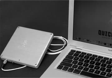 QuickerTek выпустила внешнюю батарею для MacBook Air 