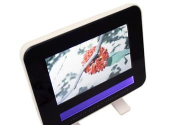 Фоторамка Mustek PF-E700 имеет два разных ЖК-дисплея