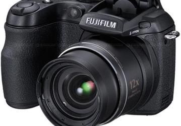 Объектив компактного «суперзума» Fujifilm Finepix S1500 охватывает диапазон 33-396 мм