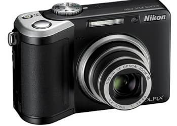 Компактная фотокамера Nikon COOLPIX P60 оснащена стабилизатором изображения 