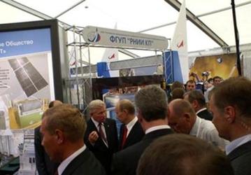 Посетители выставки МАКС 2007 активно интересуются космическими информационными  технологиями