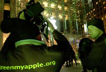 «Гринпис» провела акцию протеста возле нью-йоркского магазина Apple