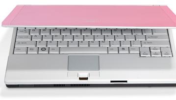 Fujitsu выбирает для легкого ноутбука LifeBook P7230 Limited Edition розовый цвет, а могла бы и зеленый