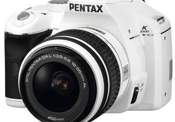 Pentax «весь в белом»: анонс ограниченной партии наборов из DSLR и двух объективов