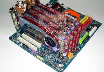 Фото дня: системная плата на базе AMD RD790 с четырьмя видеокартами в конфигурации Quad CrossFire