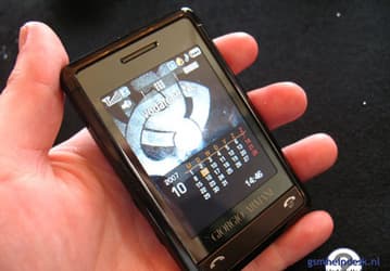 Samsung Armani "попался в руки"