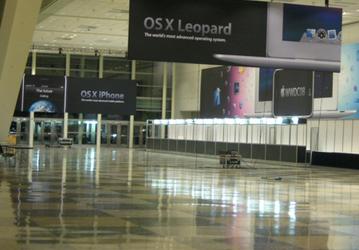 Фото баннеров из зала WWDC