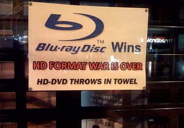 Sony празднует победу в войне форматов, а DreamWorks не знает, что делать с «Би Муви»