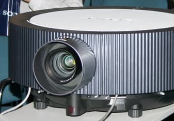 Sony: новые бизнес-проекторы высокой четкости