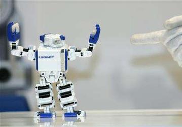 i-SOBOT - «самый маленький двуногий робот»