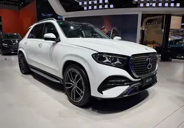 Представлен особо комфортный Mercedes-Benz GLE L: 5,05 метра, три экрана и китайский ИИ Doubao
