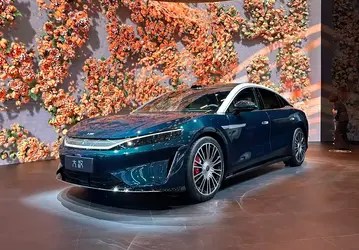 Такой же большой, как Mercedes-Benz S-класса, только в четыре раза дешевле, с полным приводом, 775 л.с. и запасом хода 1000 км. Представлен флагманский BYD Dahan