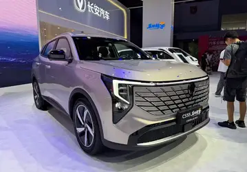 Changan представила кроссовер за 80 тыс. юаней (1 млн рублей) с мощностью 245 л.с., расходом 3,89 л/100 км и запасом хода 1500 км