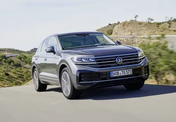Крупные дилеры привезли в Россию Volkswagen Touareg 2026