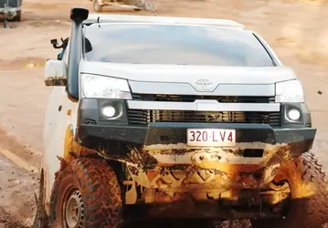 Land Cruiser отдыхает. Toyota HiAce превратили в экстремальный автодом: полный привод, блокировки, лебедка, почти 300 литров дизеля и две кровати