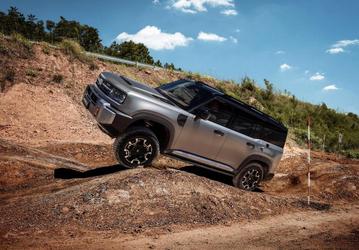 У Geely своя GTA. Компания представила уникальную платформу, которая объединила раму и несущий кузов