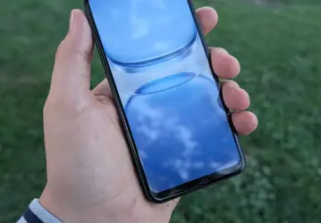 Экран 5,3 дюйма, съемная батарея 3500-4000 мАч, камера Sony и Android 17. Компактный Enough Phone рассекречен
